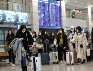 일본인 여행객들이 인천국제공항 1터미널을 통해 입국하고 있다./연합뉴스