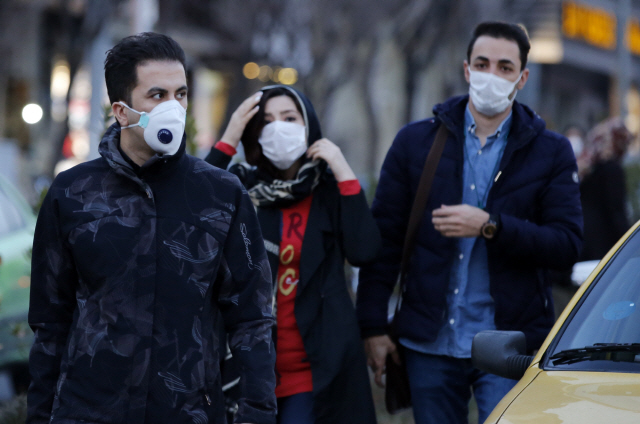 22일(현지시간) 이란 테헤란에서 시민들이 마스크를 쓰고 이동하고 있다. /테헤란=EPA연합뉴스