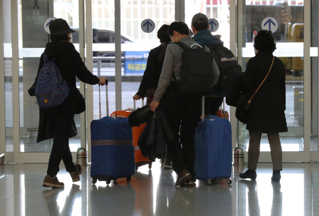 이스라엘로 가는 중에 입국금지를 당한 한국인 여행객들이 23일 오후 인천국제공항을 통해 귀국하고 있다. /영종도=연합뉴스