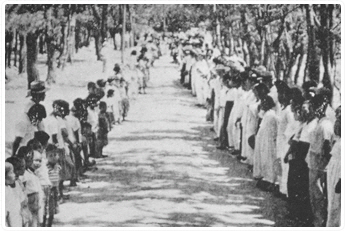 1950~1960년대 소록도에서 한센병 환자들(오른쪽)이 도로 양옆으로 거리를 두고 자녀들과 만나고 있다. 월 1회 면회 장소는 탄식의 장소라는 의미로 ‘수탄장(愁嘆場)’으로 불렸다. /국립소록도병원