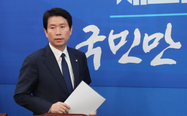 더불어민주당 이인영 원내대표가 23일 오전 국회에서 열린 코로나 관련 기자간담회에 입장하고 있다./연합뉴스
