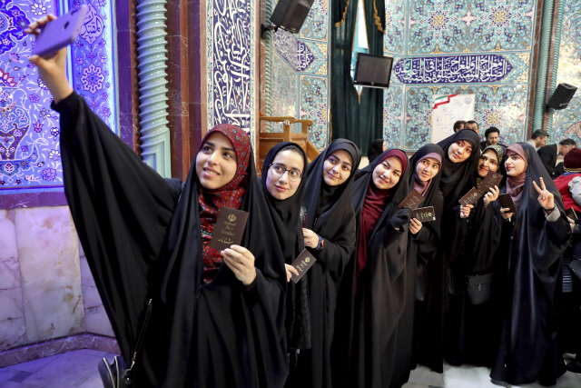 이란 의회(마즐레스) 의원을 뽑는 총선이 21일(현지시간) 전국에서 실시된 가운데 수도 테헤란의 한 투표소에서 이란 여성들이 휴대폰으로 투표인증 사진을 찍고 있다. 가셈 솔레이마니 전 혁명수비대 쿠드스군 사령관이 미군의 공격으로 사망한 후 미국과 이란 간 대치가 심화하면서 이번 선거에서 보수파가 의회를 장악할 것이라는 전망이 나온다./테헤란=AP연합뉴스