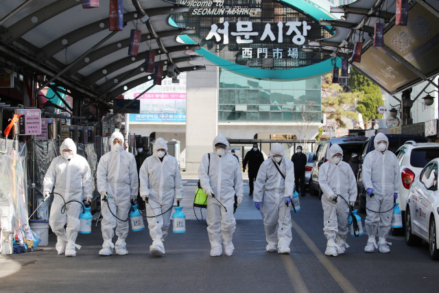 23일 오후 신종 코로나바이러스 감염증(코로나19) 여파로 임시휴업을 한 대구시 중구 서문시장에서 상가연합회 관계자들이 방역작업을 하고 있다. /연합뉴스