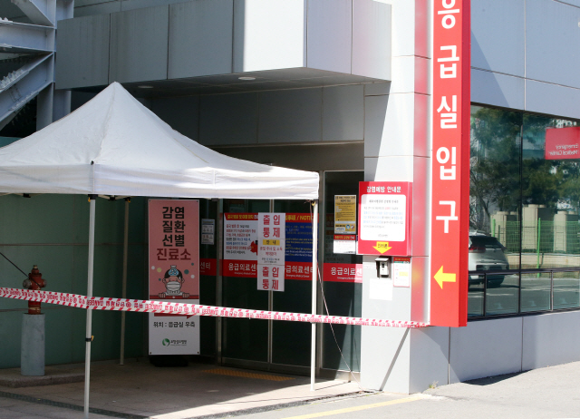 코로나19 의심자가 다녀감에 따라 23일 경북 포항 성모병원 응급실이 통제되고 있다. /연합뉴스