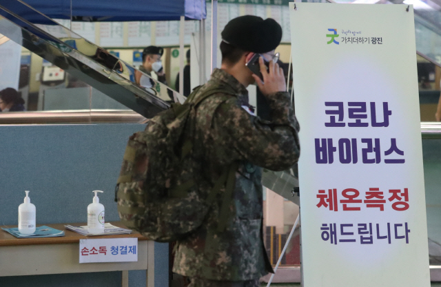23일 서울 동서울종합터미널에서 부대 복귀를 앞둔 장병이 버스 승강장으로 발걸음을 옮기고 있다./연합뉴스