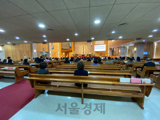 주일인 23일 오후 교인들이 서울 종로구 종교교회 예배당에 모였지만 평소에 비해 절반도 자리가 차지 않았다. /손구민기자