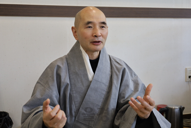 지난 22일 서울 은평구 대한불교조계종 수국사에서 만난 호산스님이 상월선원 천막수행에 대해 설명하고 있다./사진=조계종