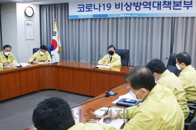 한국철도 손병석이 23일 저녁 코로나 19관련 긴급대책회의를 주재하고 있다. 사진제공=한국철도