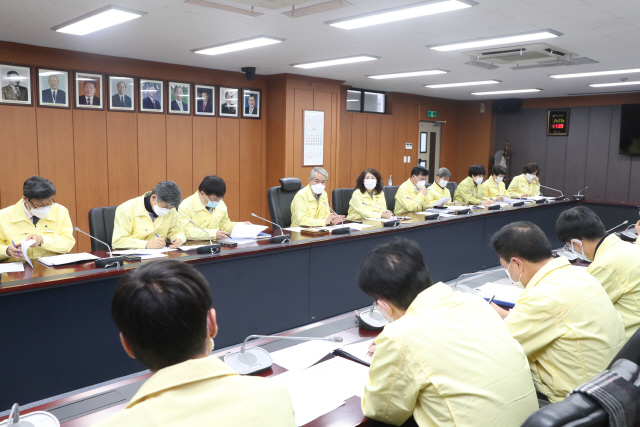 경남도교육청이 23일 박종훈(사진정면 왼쪽에서 네번째) 교육감 주재로 ‘코로나19 대책반 긴급회의’를 열고 대응책을 논의하고 있다. /사진제공=경남교육청.