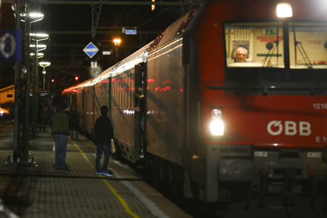 이탈리아와 오스트리아의 국경에 위치한 브레너역에서 23일(현지시간) 이탈리아행 열차가 운행을 멈춘 채 정차해 있다. 이탈리아에서 코로나19 확진자가 150명 넘게 나오자 오스트리아는 이탈리아를 오가는 열차 운행을 전면 중단하기로 했다. /브레너=AP연합뉴스