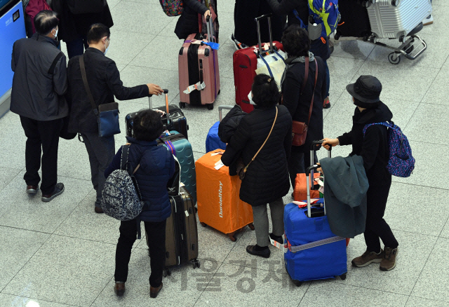 이스라엘로 가는 중에 입국금지를 당한 한국인 여행객들이 지난 23일 오후 인천국제공항을 통해 귀국하고 있다./영종도=권욱기자