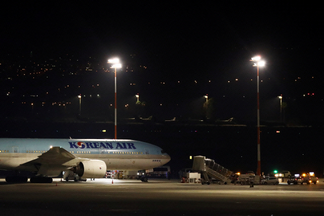 22일(현지시간) 이스라엘 텔아비브 인근 벤구리온 국제공항에 한국에서 출발한 대한항공 여객기 한 대가 착륙해 있다. /로이터=연합뉴스