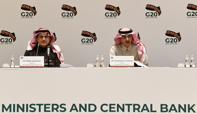 무함마드 알 자단(오른쪽) 사우디아라비아 재무장관이 23일(현지시간) 리야드에서 주요 20개국(G20) 재무장관·중앙은행 총재 회의 폐회 후 가진 기자회견에서 발언하고 있다. /리야드=EPA연합뉴스