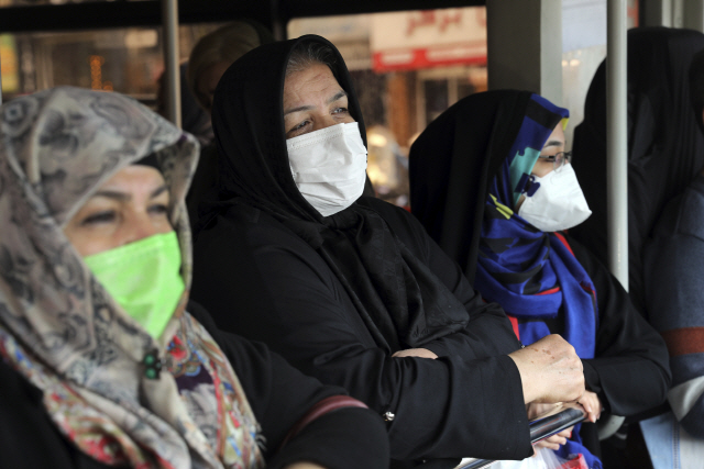 23일(현지시간) 이란 테헤란 중심가의 시내버스에서 승객들이 코로나19 감염 방지를 위한 마스크를 착용한 채 자리에 앉아 있다. 이란에서는 코로나19 확진자가 43명으로 늘었으며 사망자도 8명에 이르러 중국을 제외하고 가장 많은 사망자가 발생했다. /테헤란=AP연합뉴스