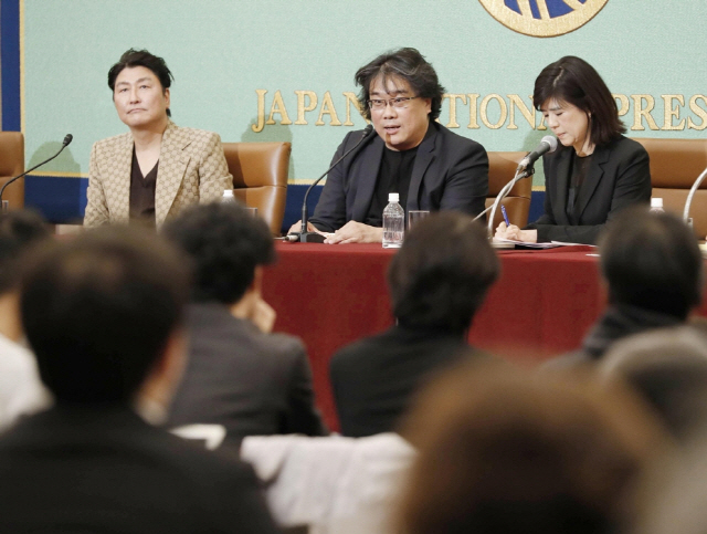 영화 ‘기생충’의 봉준호 감독과 주연배우 송강호가 23일 오후 도쿄 지요다(千代田)구 일본기자클럽에서 기자회견을 하고 있다. /교도=연합뉴스