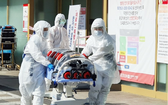 지난 19일 오후 대구시 중구 경북대학교 병원에 긴급 이송된 코로나19 의심 환자가 도착하고 있다. /사진=연합뉴스