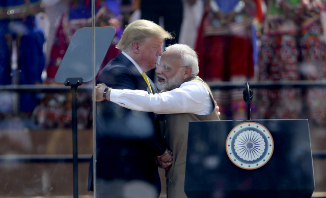 [사진] 트럼프 인도 첫 방문...환영하는 모디