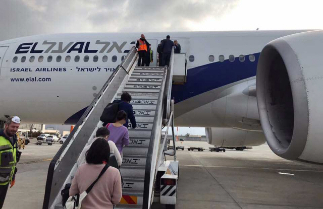 24일 이스라엘 텔아비브 벤구리온 국제공항에서 한국인 관광객들이 인천으로 향하는 전세기에 탑승하고 있다. /연합뉴스