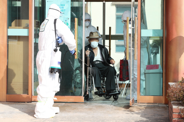 지난  22일 오후 경북 청도대남병원에서 일반병동 입원 환자 중 신종 코로나바이러스 감염증(코로나19) 검사 결과 ‘음성’ 판정을 받은 환자가 퇴원하고 있다. /연합뉴스