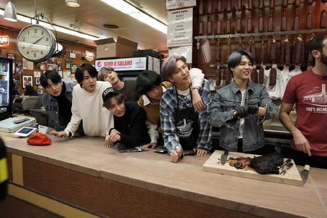 방탄소년단, 뉴욕 센트럴 터미널 완벽하게 접수…신곡 'ON' 최초공개