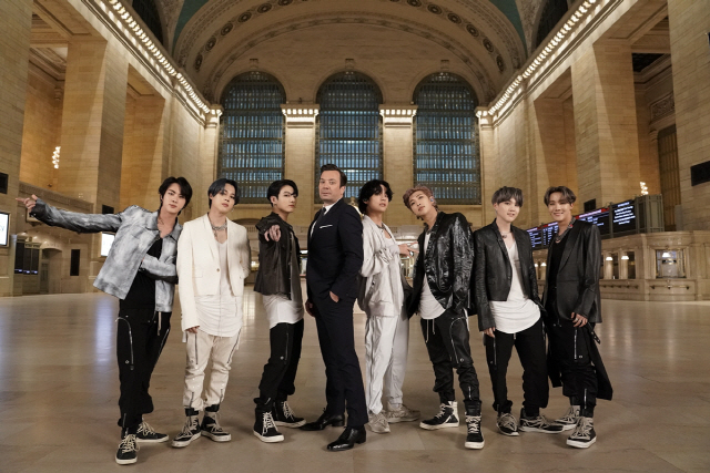 방탄소년단, 뉴욕 센트럴 터미널 완벽하게 접수…신곡 'ON' 최초공개