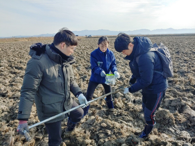 한국농어촌공사 직원들이 간척지 토양염도를 현장 조사하고 있다. /사진제공=한국농어촌공사