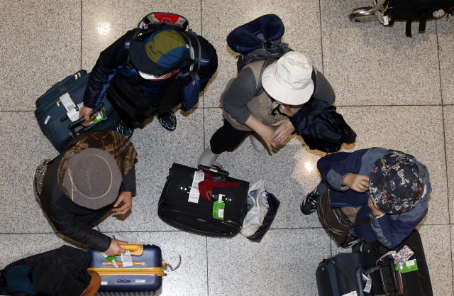 25일 이스라엘 전세기를 타고 귀국한 한국인 관광객들이 인천국제공항 1터미널에서 대기하고 있다./연합뉴스