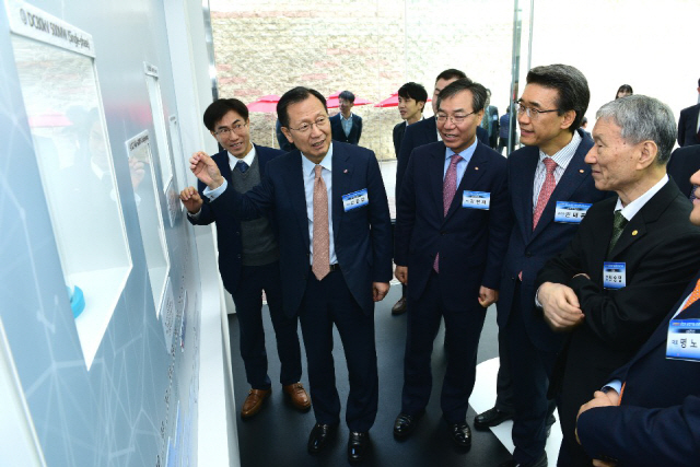 김종갑(왼쪽 두번째) 한국전력 사장이 초전도 송전기술 상용화 사업 준공식에서 참석자들과 홍보관을 둘러보고 있다.