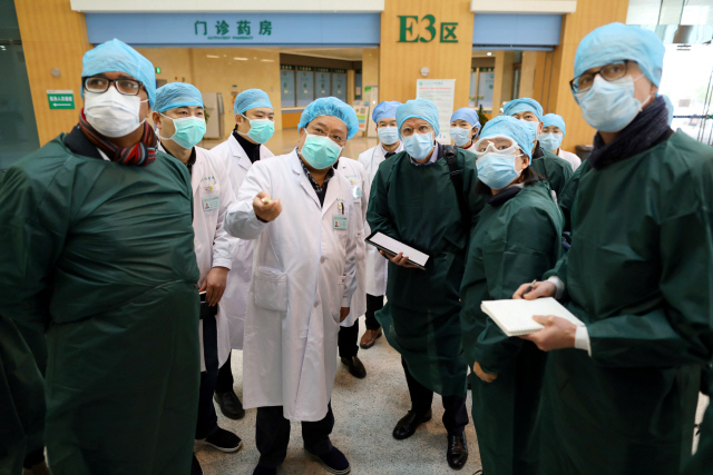 중국과 세계보건기구(WHO) 전문가들로 구성된 합동조사단이 23일(현지시간) 신종 코로나바이러스 감염증(코로나19) 발원지인 우한의 통지 종합병원을 둘러보고 있다. /우한=로이터연합뉴스
