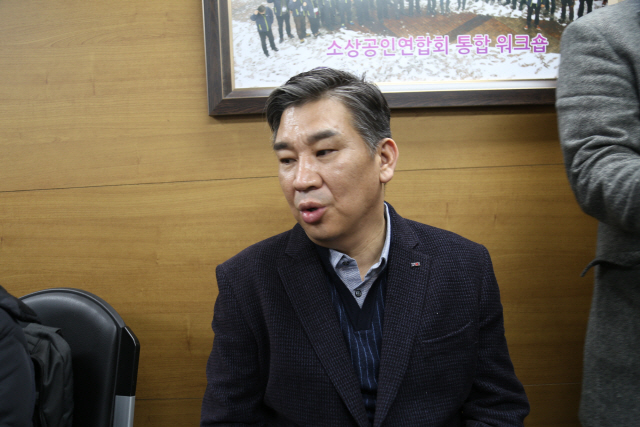 최승재 소상공인연합회장이 25일 서울 동작구 연합회 사무실에서 사퇴를 결정하고 기자들의 사퇴 이유에 대한 질문에 답하고 있다. / 사진제공=소상공인연합회
