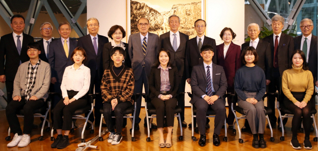 정몽준(뒷줄 오른쪽 여섯번째) 아산사회복지재단 이사장과 이사진이 25일 ‘2020년도 아산장학생’으로 선정된 대학원생·대학생·고등학생 1,240명 중 7명의 대표에게 장학증서를 전달한 뒤 기념촬영하고 있다. /사진제공=아산사회복지재단