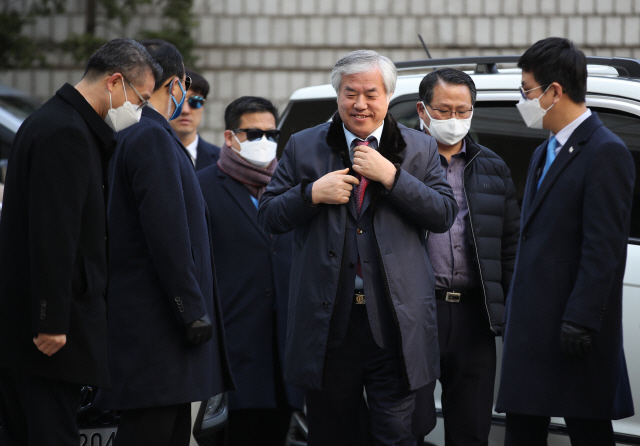 공직선거법 위반 혐의를 받는 전광훈 한국기독교총연합회 대표회장 목사가 24일 오전 서초구 서울중앙지법에서 열린 구속 전 피의자 심문(영장실질심사)에 출석하며 취재진의 질문에 답하고 있다. /연합뉴스