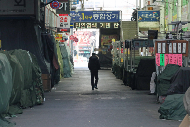 코로나19 확진자가 속출하면서 25일부터 휴장에 들어간 대구 중구 서문시장이 한산한 모습을 보이고 있다. /대구=연합뉴스