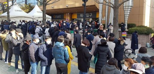 대구 이마트 만촌점 앞에서 24일 오전 시민들이 마스크를 사려고 줄지어 서 있다./연합뉴스