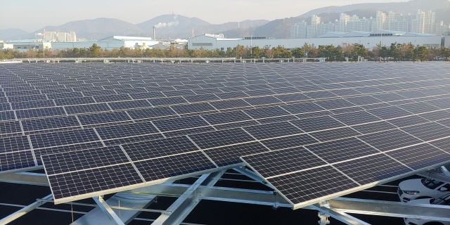 한국수력원자력이 울산 현대자동차 야적장에 설치한 태양광 패널. /사진제공=한수원