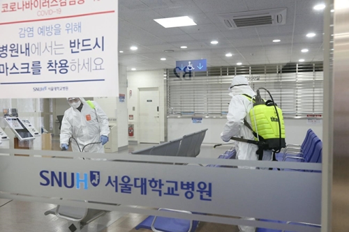 세스코 살균서비스 전문가들이 서울대학교병원을 대상으로 코로나19 전문살균서비스를 진행하고 있다.