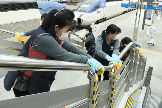 25일 오후 서울역 플랫폼에서 서울역 관계자들이 코로나19 차단을 위한 소독·방역 작업을 하고 있다.   /연합뉴스