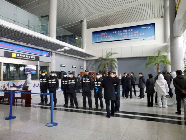 중국 산둥성 웨이하이 공항에서 25일 한국발 항공편 승객들을 격리하기 위해 경찰과 방역요원들이 줄지어 대기하고 있다. /현지 한인회 제공=연합뉴스