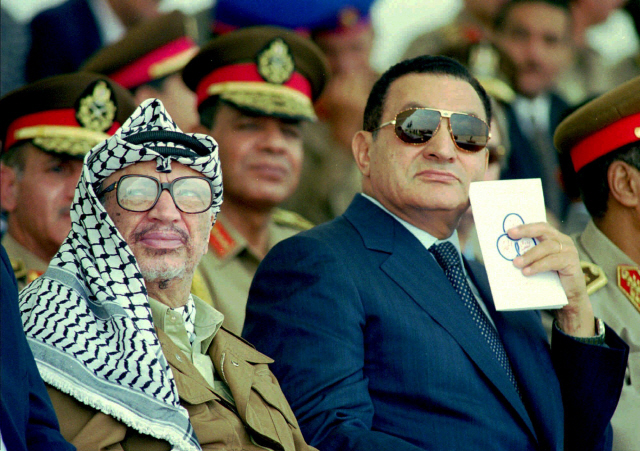이집트 국영TV 등이 25일(현지 시간) 호스니 무바라크 전 이집트 대통령이 사망했다고 보도했다. /AP