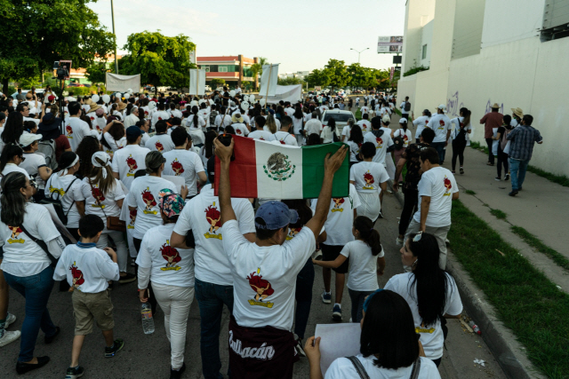 지난해 10월 멕시코 시날로아주에서 ‘마약왕’ 호아킨 구스만(일명 엘차포)의 아들이 풀려난 데 대해 항의하는 시위가 벌어지고 있다./시날로아=블룸버그