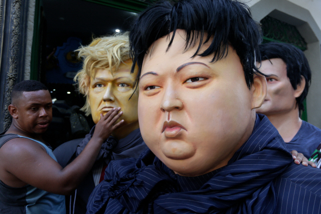 25일(현지시간) 브라질 북동부지역에서 열린 카니발에서 도널드 트럼프 미국 대통령과 김정은 북한 국무위원장의 모습을 한 마스크를 쓴 여행객들이 지나고 있다./AFP연합뉴스