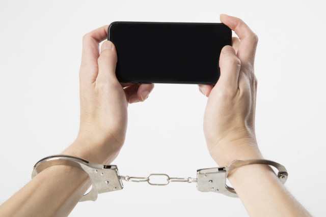 스마트폰으로 ‘찰칵’…불법촬영범 75%가 재범했다