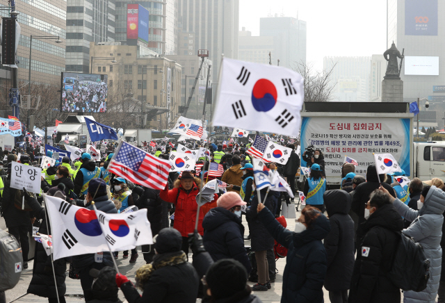 서울시가 코로나19 확산 방지를 위해 광화문광장, 서울광장, 청계광장에서 집회를 여는 것을 당분간 금지하기 한 가운데 22일 서울 광화문광장 인근 도로에서 문재인하야범국민투쟁본부 주최로 문재인탄핵국민대회가 열리고 있다. /연합뉴스