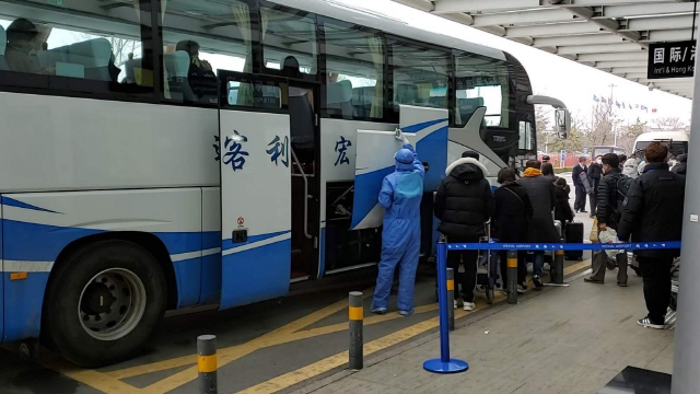 지난 25일 인천발 제주항공 7C8501편 승객들이 중국 웨이하이(威海)공항에서 중국 당국이 격리 조치를 위해 준비한 버스에 탑승하고 있다./웨이하이=연합뉴스