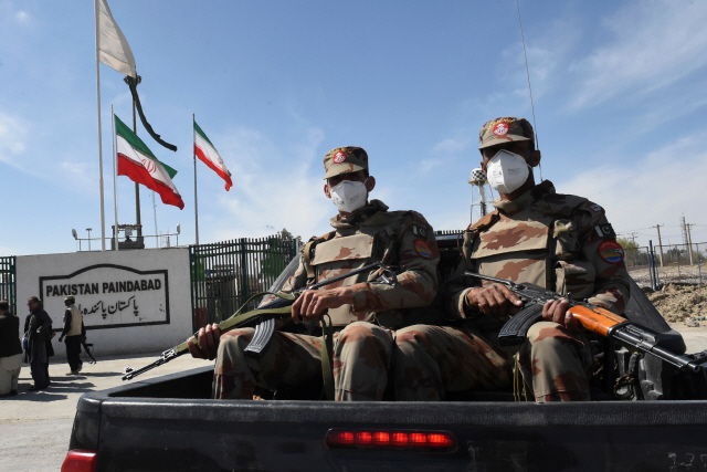 마스크를 쓴 파키스탄 군인들이 25일(현지시간) 이란 접경지인 타프탄에서 순찰에 나서고 있다.       　 /타프탄=AFP연합뉴스