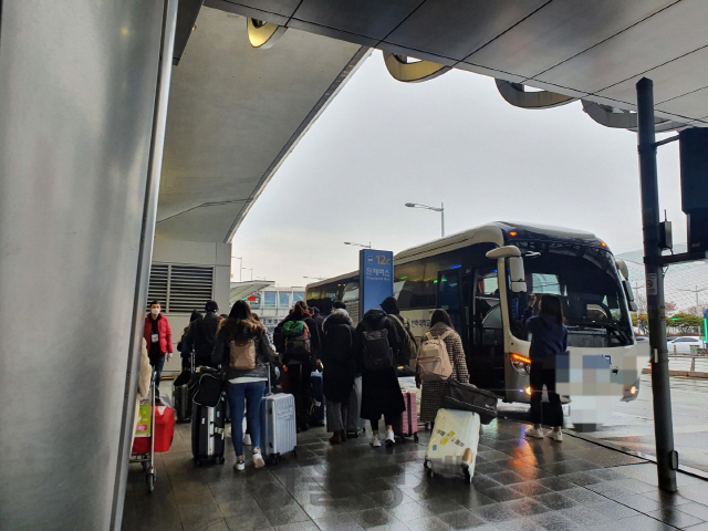 인천국제공항에서 중국인 유학생들이 국내 대학 측이 마련한 이송 버스에 탑승하고 있다./영종도=이승배기자
