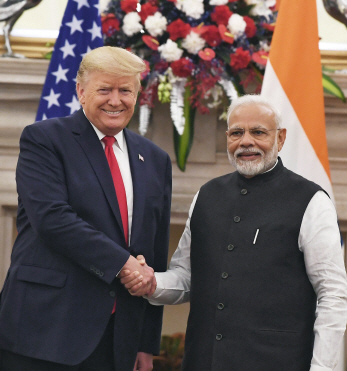 인도를 방문한 도널드 트럼프(왼쪽) 미국 대통령이 25일 인도 뉴델리에서 나렌드라 모디 인도 총리와 악수하고 있다. /뉴델리=UPI연합뉴스