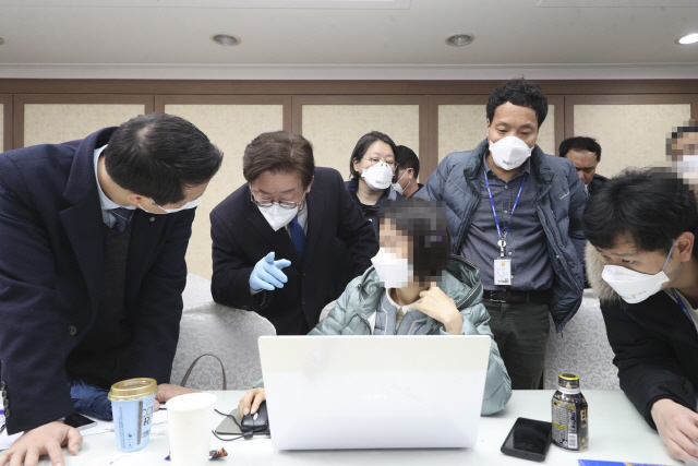 이재명(왼쪽 두번째)경기도지사가 25일 오후 역학조사가 진행 중인 경기 과천시 별양동 모 쇼핑센터 4층 신천지예수교회 부속기관을 찾아 현장 지휘를 하고 있다. /연합뉴스