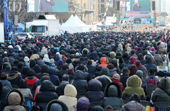 서울시가 코로나19 확산 방지를 위해 광화문광장, 서울광장, 청계광장에서 집회를 여는 것을 금지한 지 사흘째인 지난 23일 오전 서울 광화문광장 인근 도로에서 열린 문재인하야범국민투쟁본부(범투본) 주최 집회에 많은 시민들이 참석하고 있다.   /연합뉴스