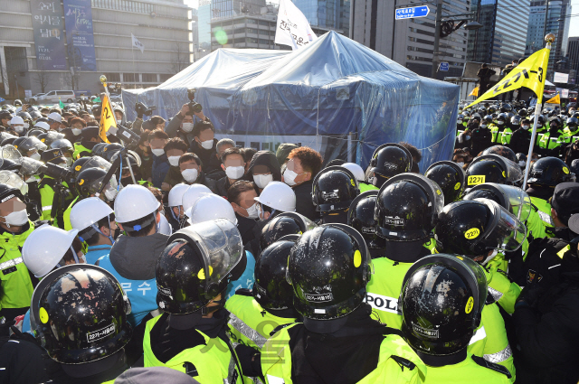 27일 오전 서울 종로구 정부서울청사 앞 세종대로에 설치된 故 문중원 기수 시민대책위원회 농성 천막에 대한 행정대집행 과정에서 구청 관계자들과 시민대책위가 마찰을 빚고 있다. 이날 서울시와 종로구는 세종대로 일대 문재인하야범국민투쟁본부(범투본)와 시민대책위 등 4개 단체가 설치한 불법 천막 7개 동을 철거했다./오승현기자 2020.02.27